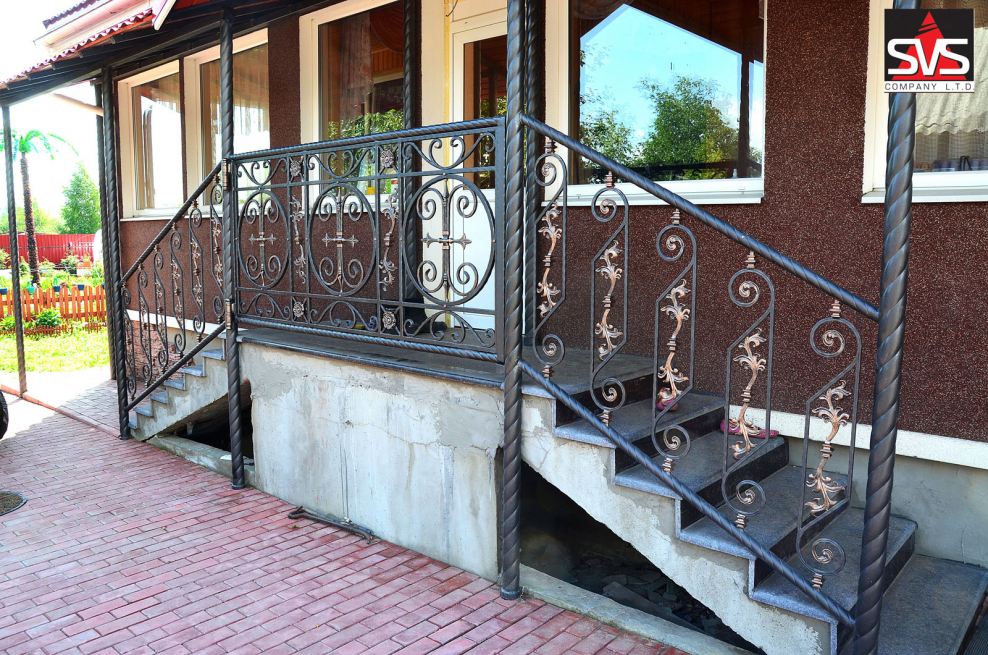 Крыльцо с кованными элементами