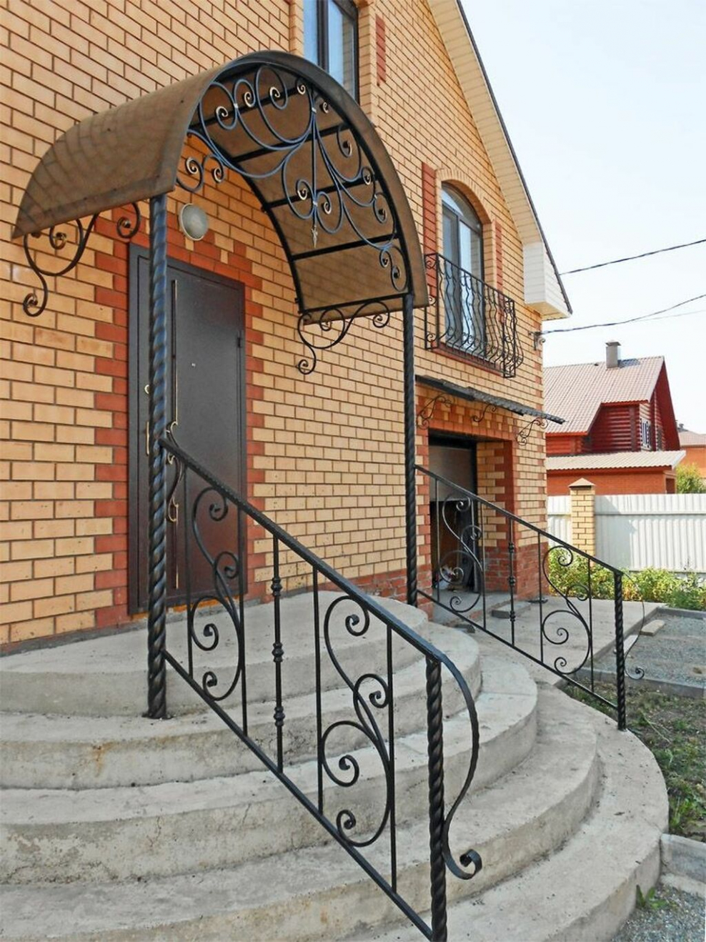 Деревянное крыльцо на металлическом каркасе