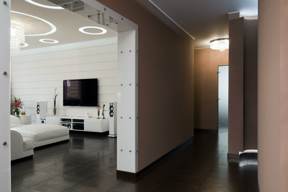 Дизайн квартиры темный пол светлые стены