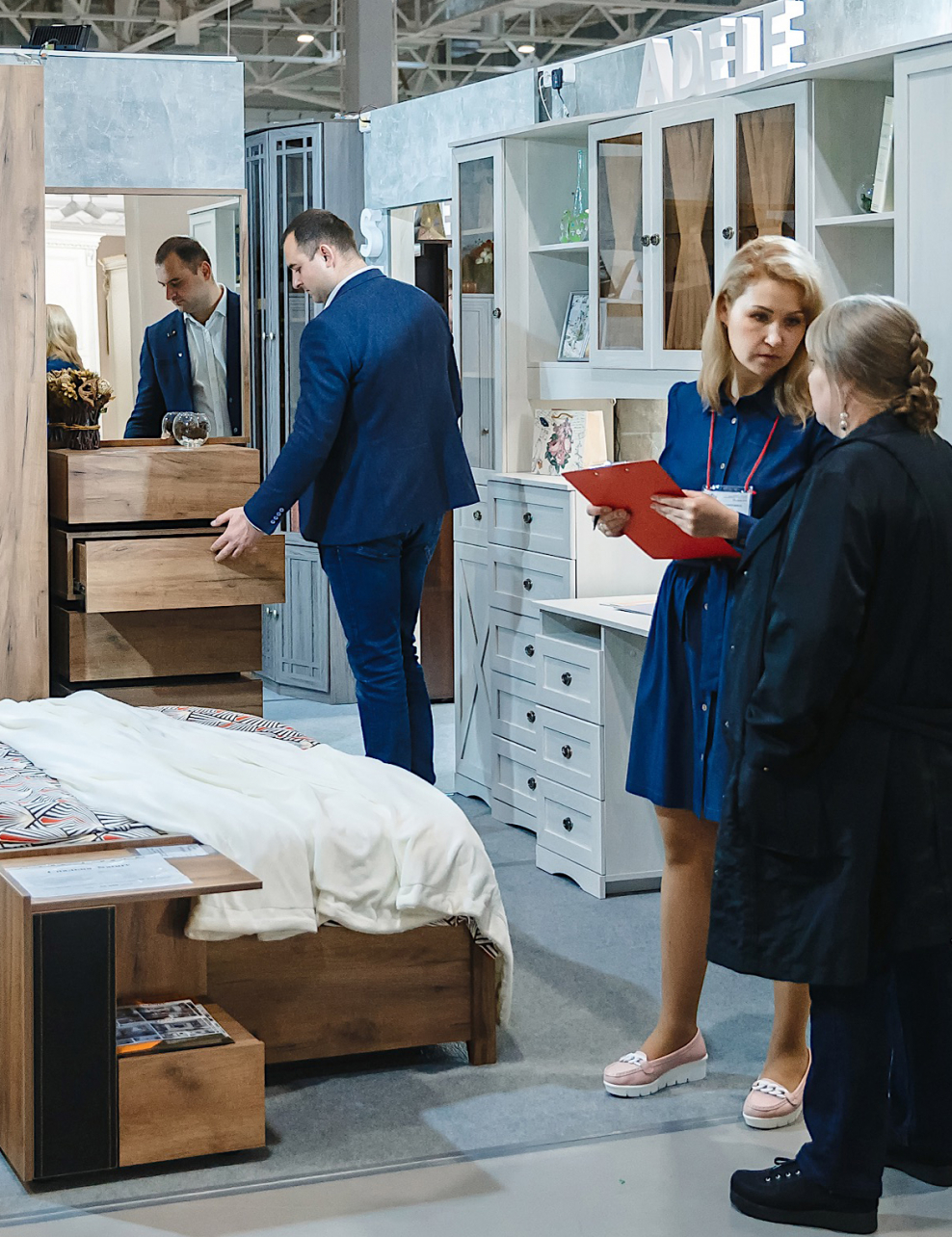 Девушки на мебельных фабриках