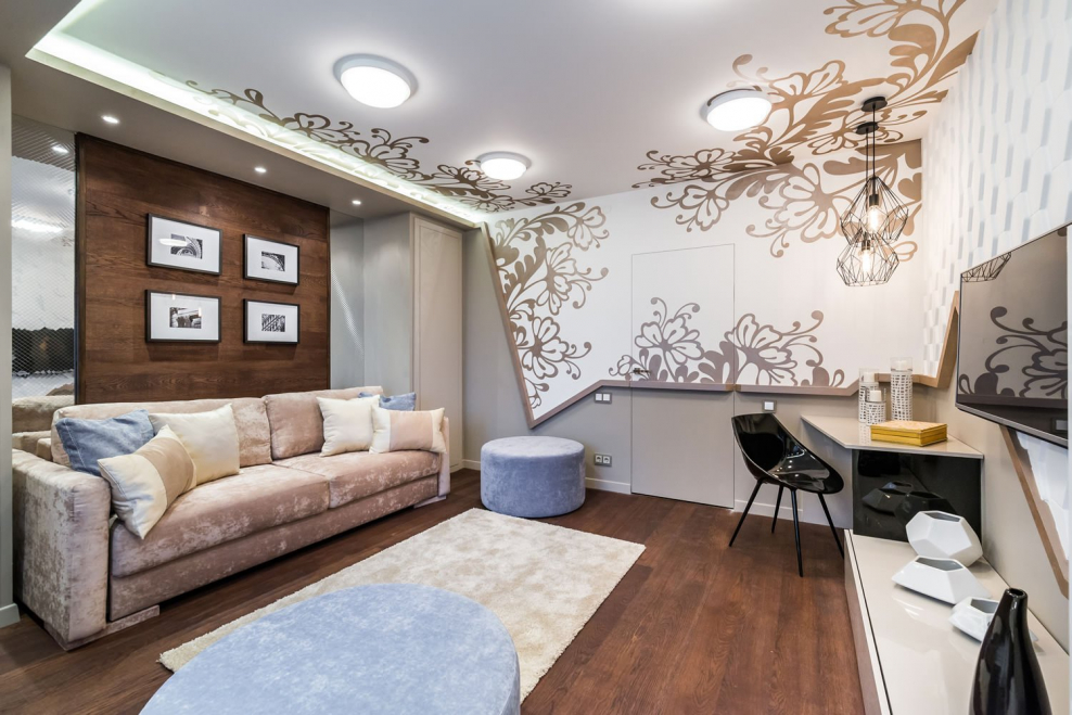 Натяжной потолок в дизайнерском интерьере