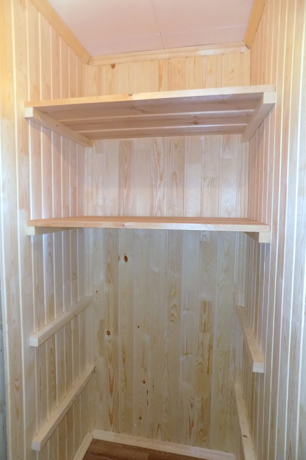 Отделать кладовку панелями