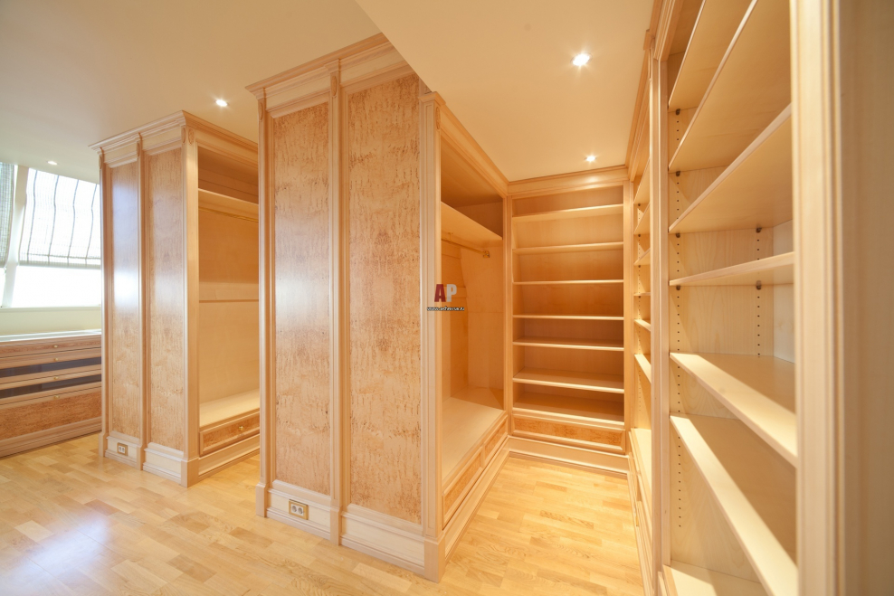 Встроенный шкаф из дерева