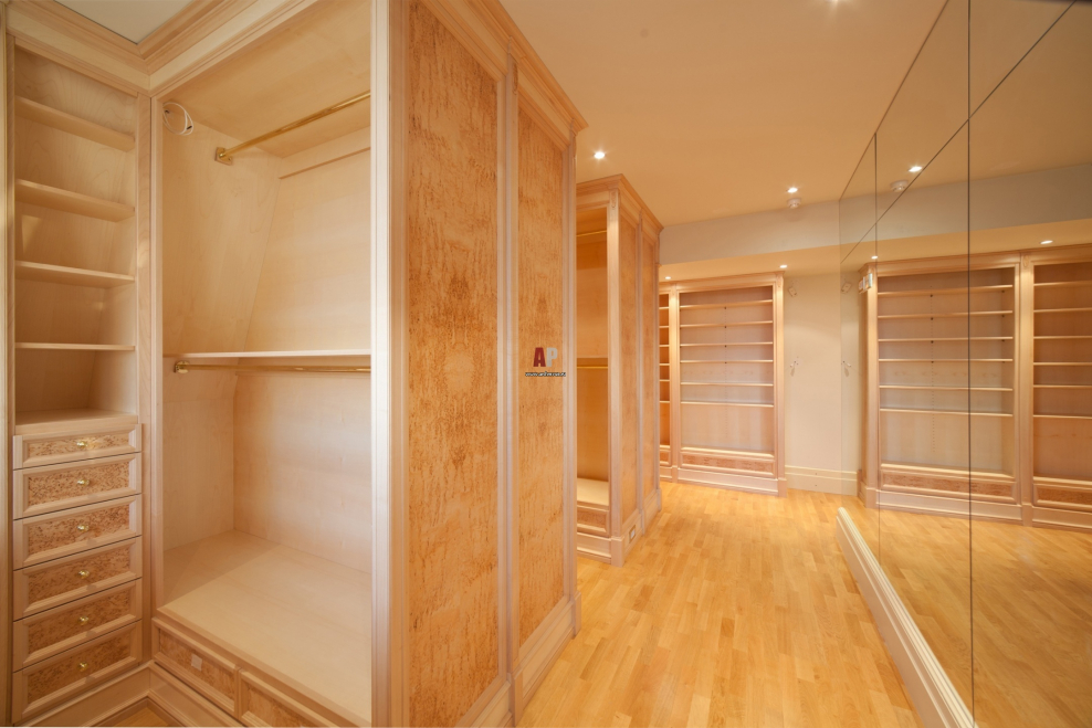 Гардеробная из дерева