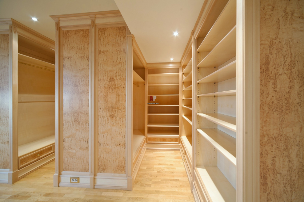 Гардеробная в доме из бруса