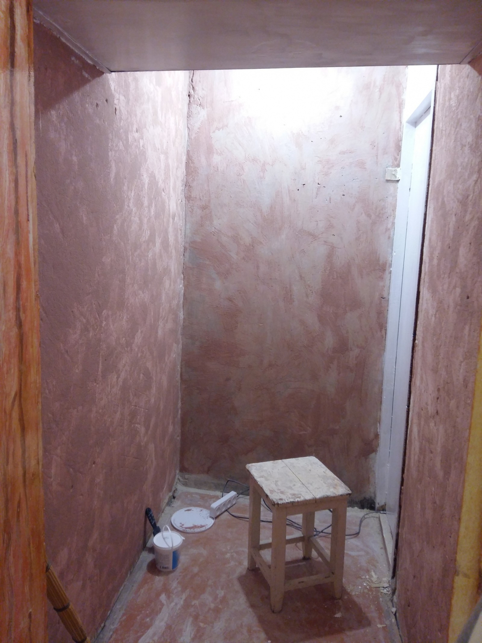 Отделка стен в кладовке в квартире