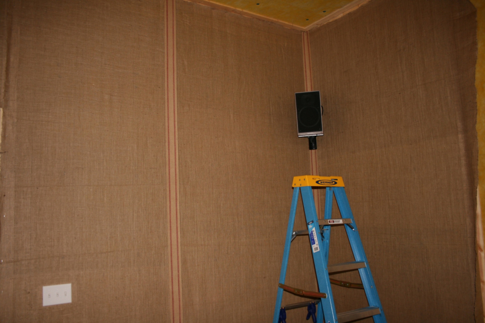 Обивка стен мешковиной декор