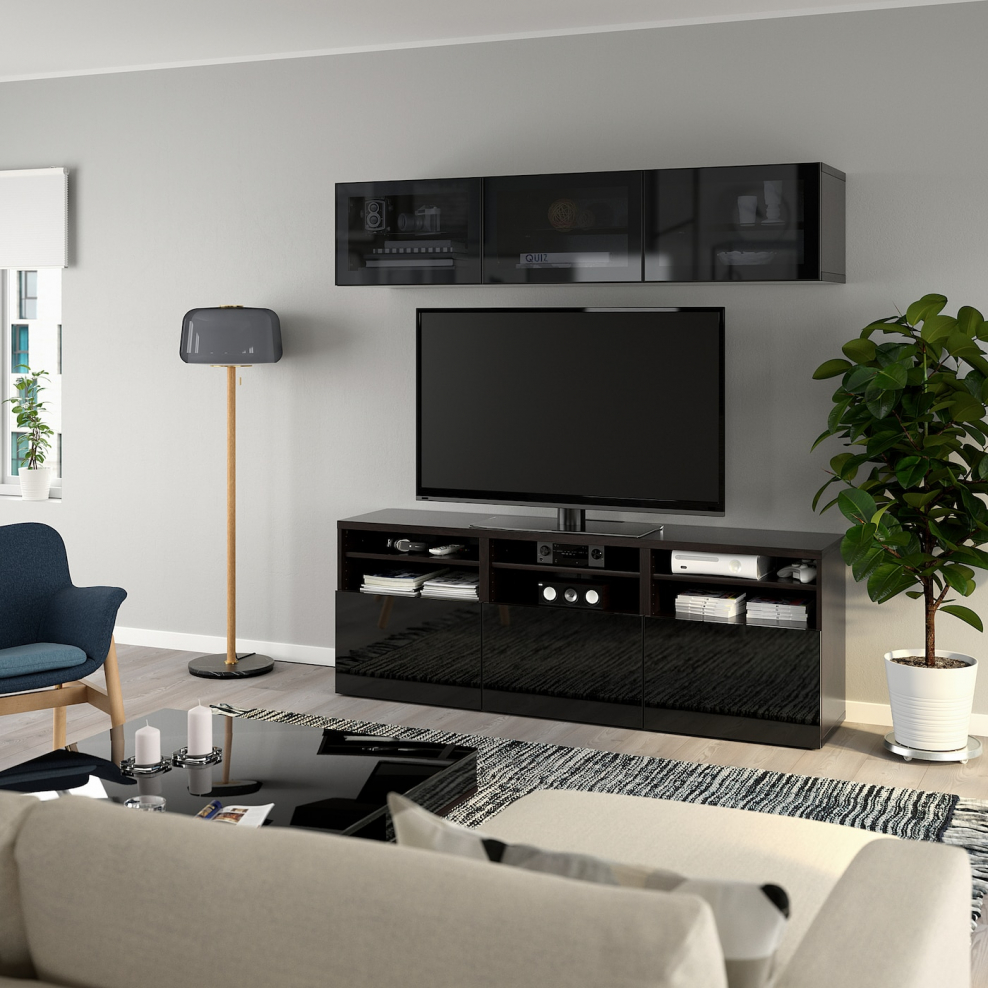 Интерьер однокомнатной квартиры с белой мебелью икеа