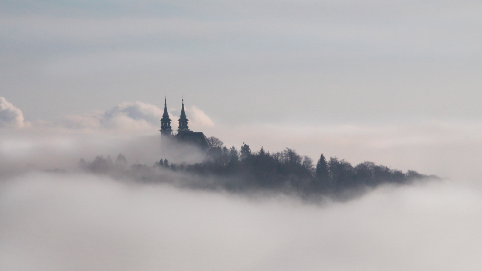 Горы в тумане вдали