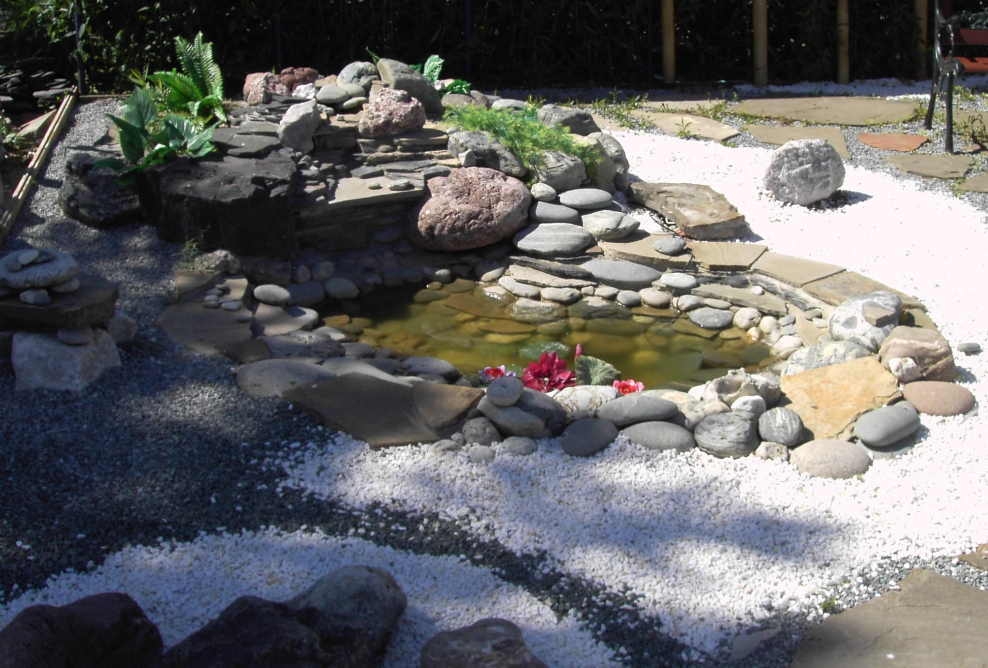 Альпийская горка с ручейком