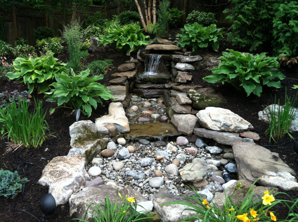 Альпийская горка и пруд сухой ручей