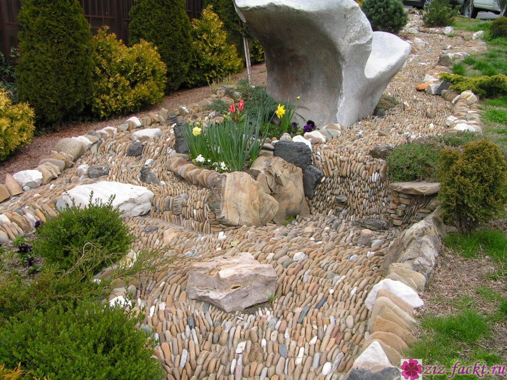 Альпийская горка с камнями и водоемом