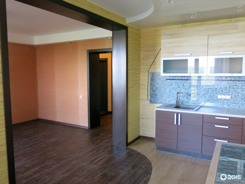 Холл подъезда многоквартирного дома с диваном