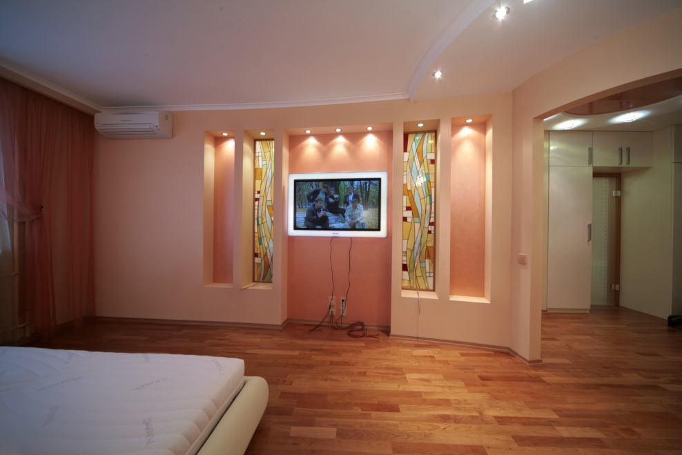 Спальня в красно бежевых тонах