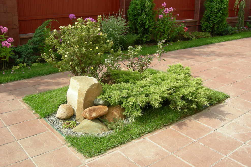 Прямоугольная клумба с газоном