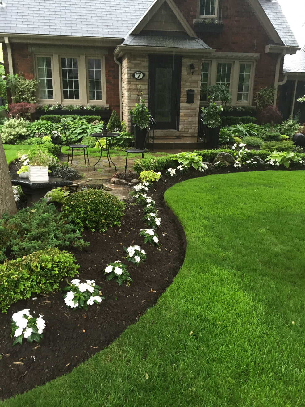 Красивый участок с газоном