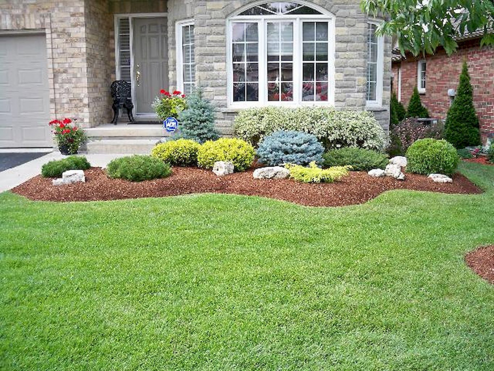 Газон с клумбой перед домом