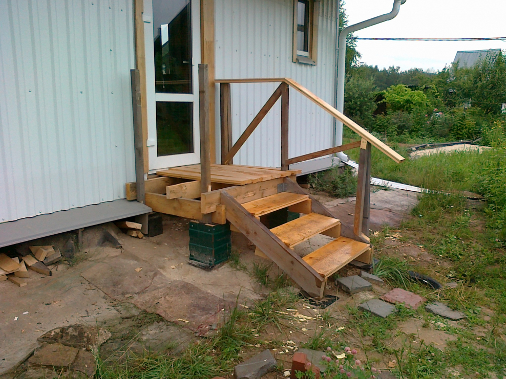 Ступеньки к дачному домику