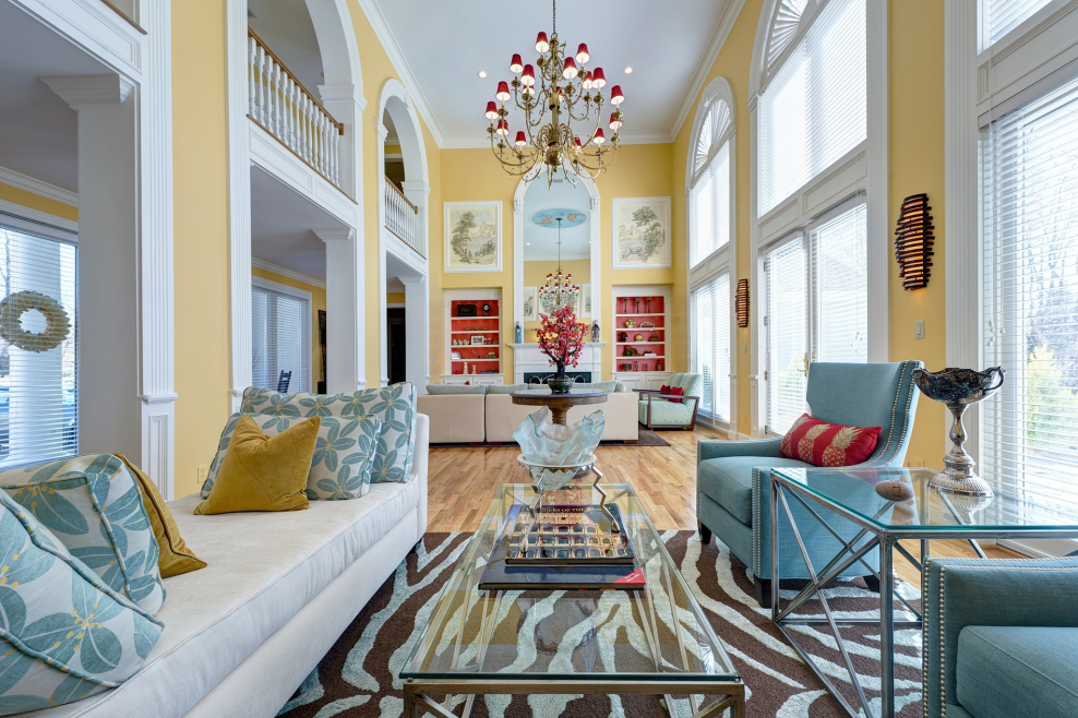 Золотистые стены в интерьере