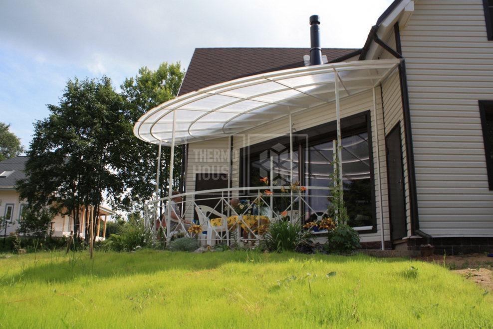 Навес над крыльцом частного дома