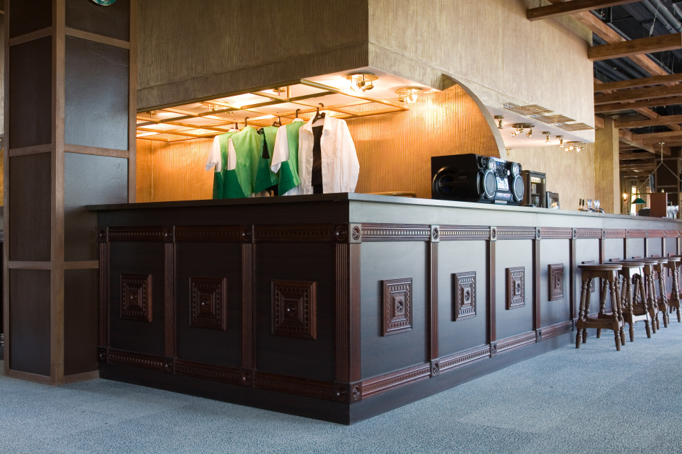 Барный стол с полками