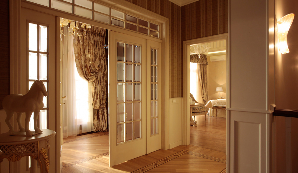 Стеклянные перегородки в классическом стиле