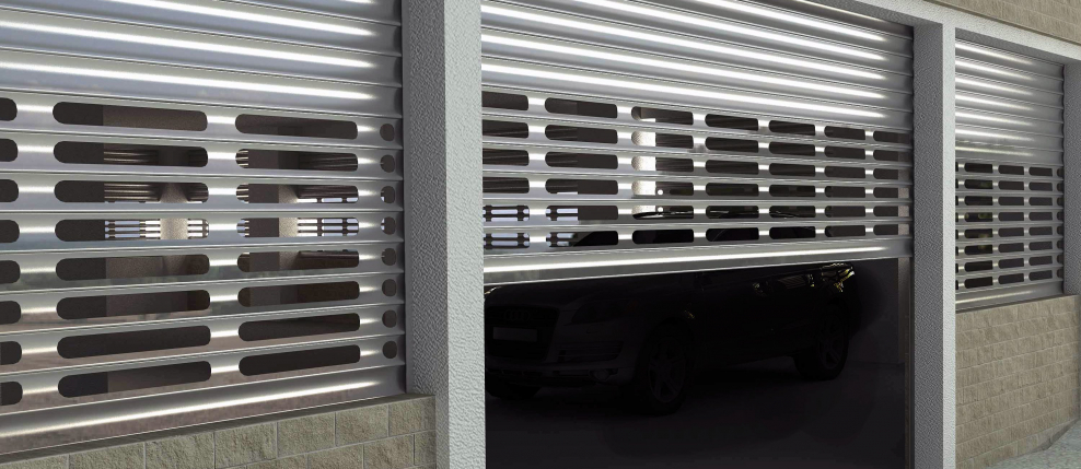 Металлический шкаф на парковке