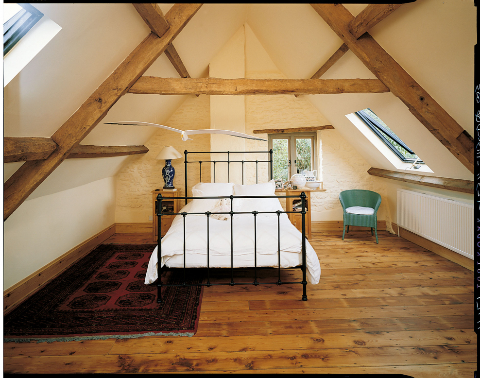 Интерьер мансарды на даче