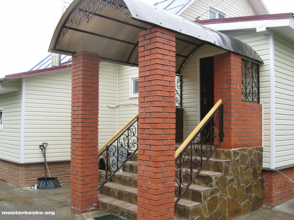 Кирпичное крыльцо с навесом