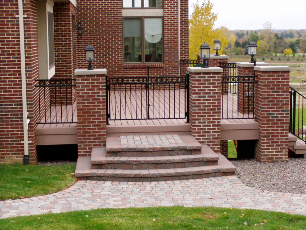 Крыльцо коттеджа с навесом