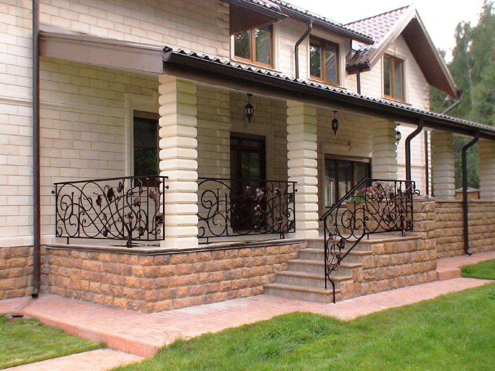 Входная группа в частный дом из кирпича