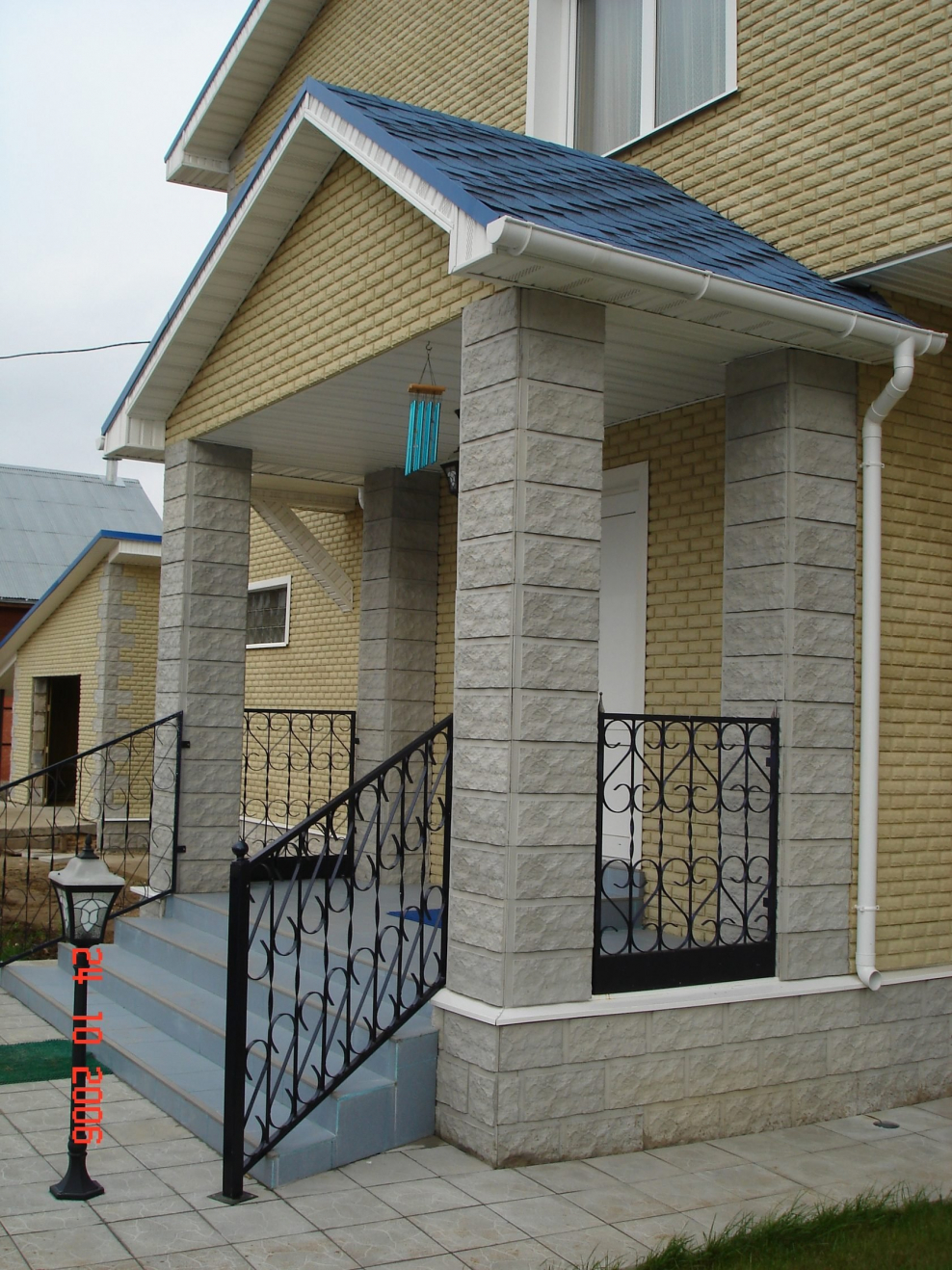 Крыльцо кирпичного дома