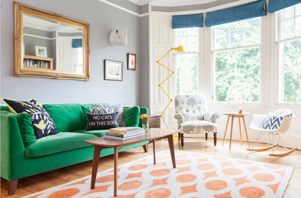 Яркий диван в интерьере