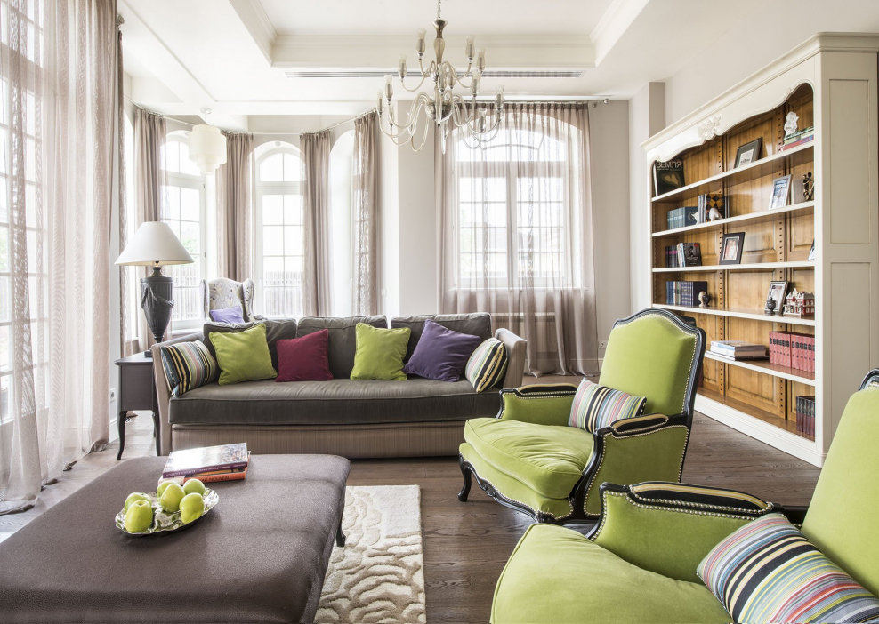 Интерьер гостиной с зелеными акцентами