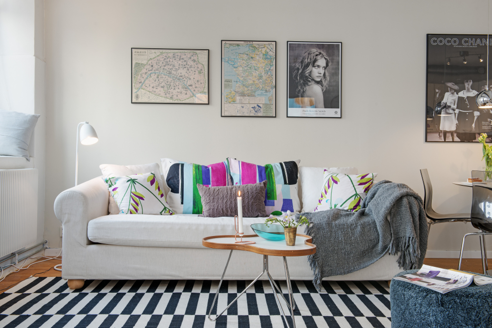 Гостиная в белых тонах с яркими акцентами