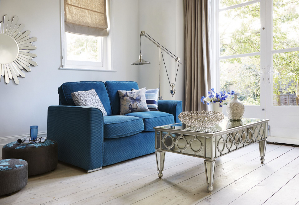 Яркий интерьер с белыми стенами