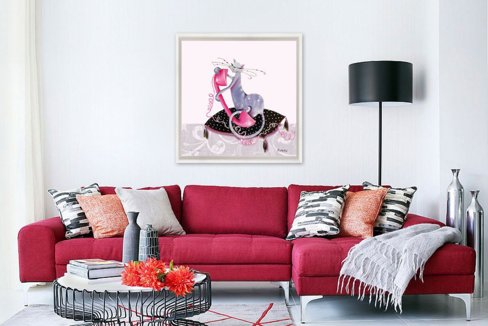 Нейтральный диван в ярком интерьере