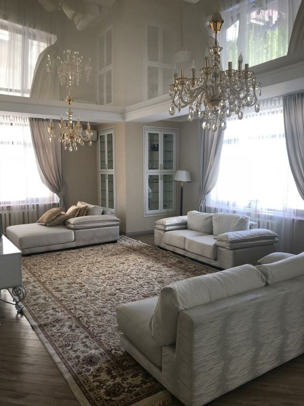 Гостиная в современном стиле в трехкомнатной