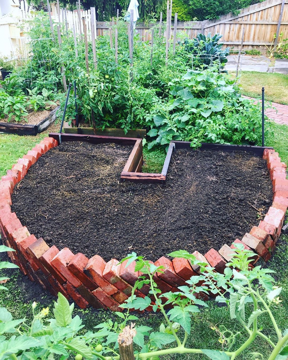 Цветочные грядки из кирпича