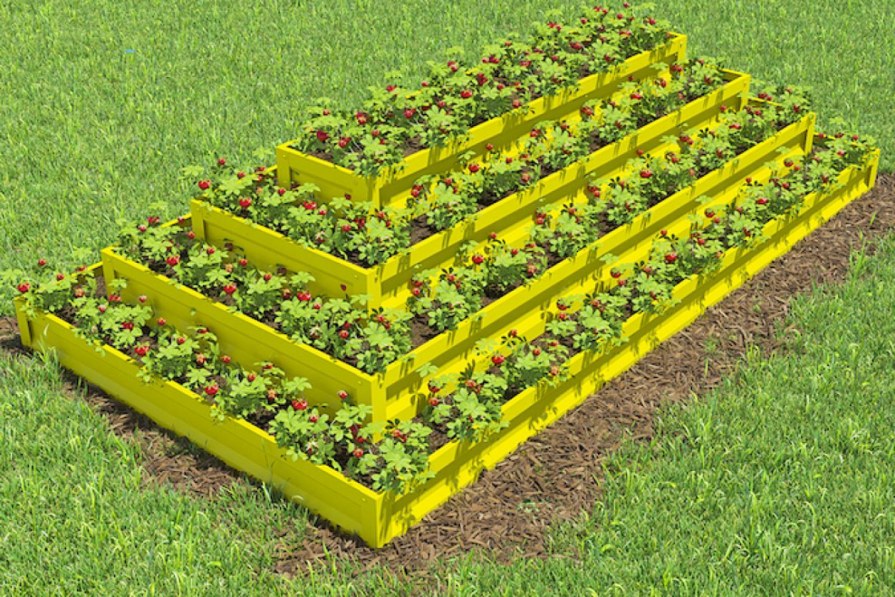 Ярусная клумба для клубники