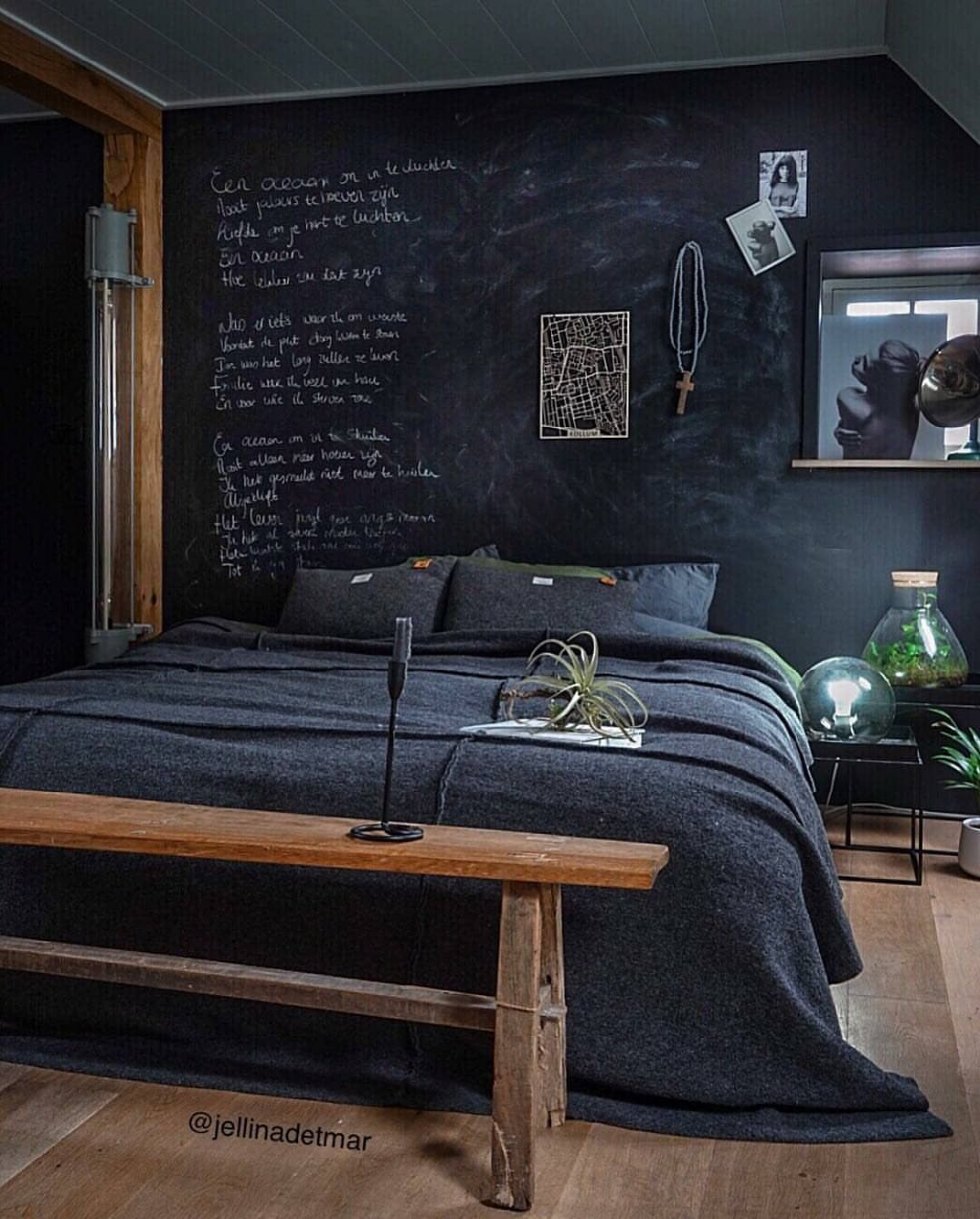 Черная кровать в стиле лофт