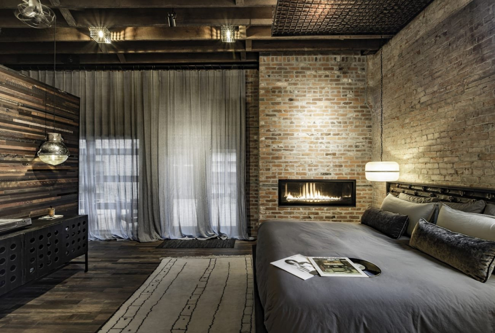 Спальня в стиле лофт с камином