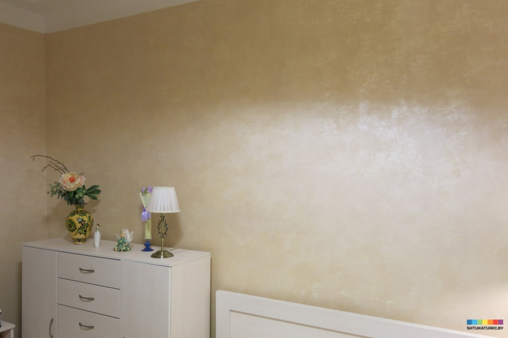 Декоративная штукатурка песочного цвета в интерьере