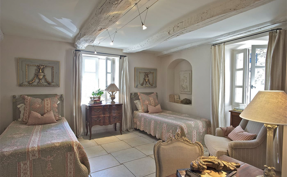 Интерьер спальни для пожилой женщины