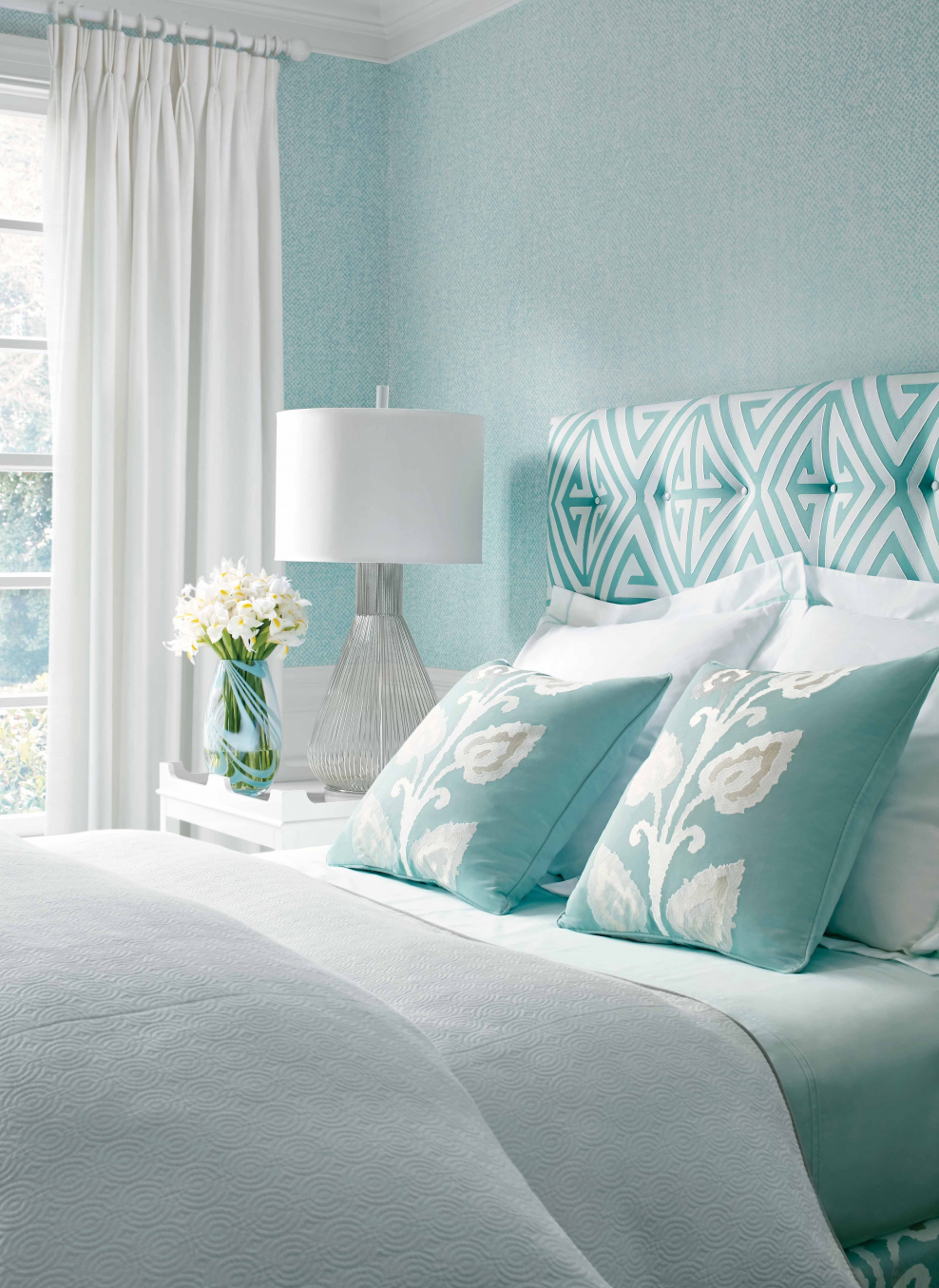 Спальня в бирюзовых тонах