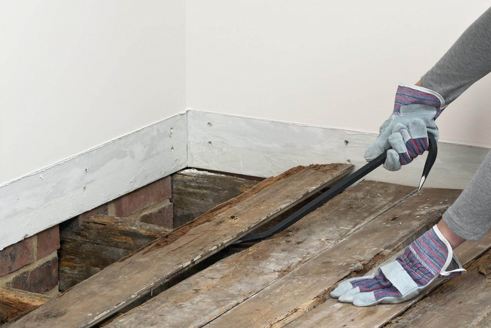 Демонтаж старого деревянного пола