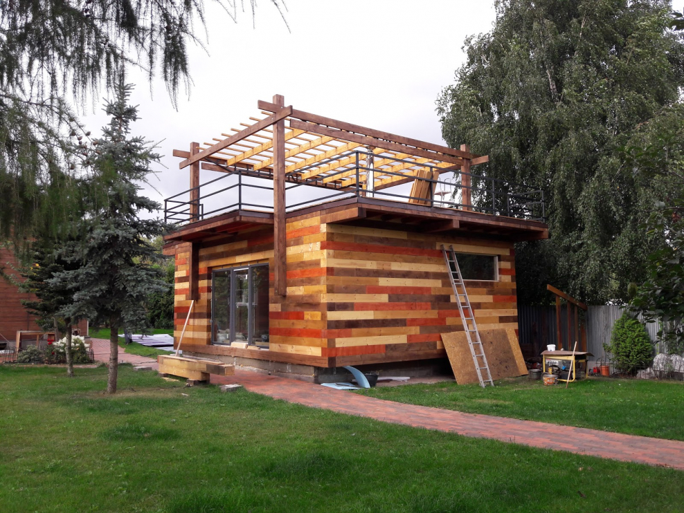Баня с плоской крышей и террасой на крыше