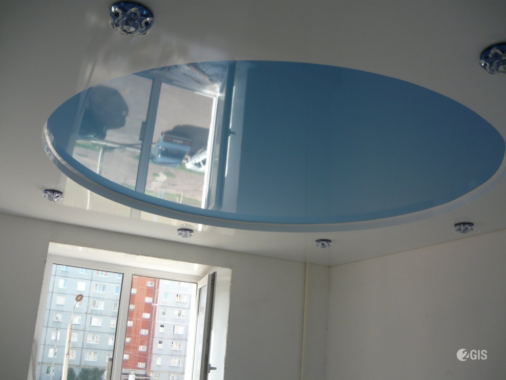 Натяжной потолок двухуровневый бело-голубой