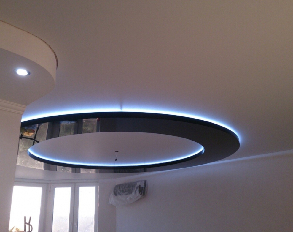 Двухъярусный натяжной потолок с подсветкой