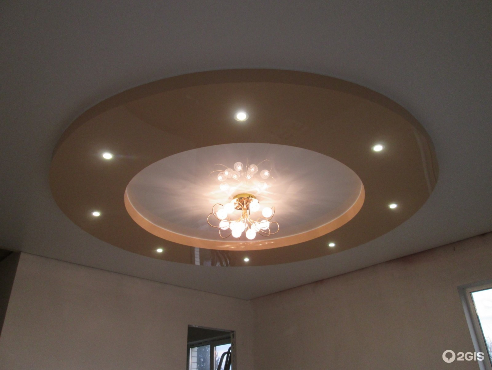 Потолок в два уровня